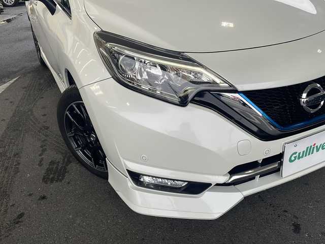 日産 ノート e－パワー メダリスト 埼玉県 2017(平29)年 6.8万km ブリリアントホワイトパール 日産セーフティアシスト/ ・エマージェンシーブレーキ/ ・車線逸脱防止支援システム/ ・アラウンドビューモニター/ ・スマートルームミラー/純正SDナビゲーション(MM316D-W)/AM/FM/CD/DVD/BT/フルセグＴＶ/純正ドライブレコーダー(前方)/ＬＥＤヘッドライト/フォグランプ/ツィーター(ALPAIN)/ドアバイザー/NISMO16インチアルミホイール/純正15インチAW付スタッドレスタイヤ４本積込/スペアキー１ヶ/保証書/取扱説明書