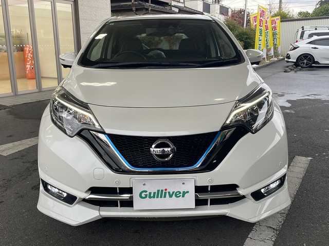 日産 ノート e－パワー メダリスト 埼玉県 2017(平29)年 6.8万km ブリリアントホワイトパール 日産セーフティアシスト/ ・エマージェンシーブレーキ/ ・車線逸脱防止支援システム/ ・アラウンドビューモニター/ ・スマートルームミラー/純正SDナビゲーション(MM316D-W)/AM/FM/CD/DVD/BT/フルセグＴＶ/純正ドライブレコーダー(前方)/ＬＥＤヘッドライト/フォグランプ/ツィーター(ALPAIN)/ドアバイザー/NISMO16インチアルミホイール/純正15インチAW付スタッドレスタイヤ４本積込/スペアキー１ヶ/保証書/取扱説明書