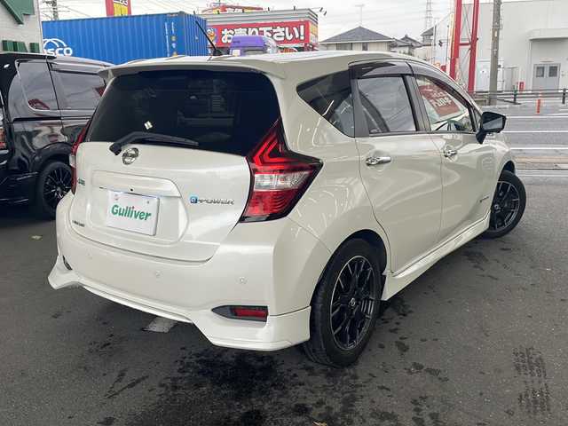 日産 ノート e－パワー メダリスト 埼玉県 2017(平29)年 6.8万km ブリリアントホワイトパール 日産セーフティアシスト/ ・エマージェンシーブレーキ/ ・車線逸脱防止支援システム/ ・アラウンドビューモニター/ ・スマートルームミラー/純正SDナビゲーション(MM316D-W)/AM/FM/CD/DVD/BT/フルセグＴＶ/純正ドライブレコーダー(前方)/ＬＥＤヘッドライト/フォグランプ/ツィーター(ALPAIN)/ドアバイザー/NISMO16インチアルミホイール/純正15インチAW付スタッドレスタイヤ４本積込/スペアキー１ヶ/保証書/取扱説明書