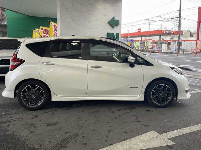日産 ノート e－パワー メダリスト 埼玉県 2017(平29)年 6.8万km ブリリアントホワイトパール 日産セーフティアシスト/ ・エマージェンシーブレーキ/ ・車線逸脱防止支援システム/ ・アラウンドビューモニター/ ・スマートルームミラー/純正SDナビゲーション(MM316D-W)/AM/FM/CD/DVD/BT/フルセグＴＶ/純正ドライブレコーダー(前方)/ＬＥＤヘッドライト/フォグランプ/ツィーター(ALPAIN)/ドアバイザー/NISMO16インチアルミホイール/純正15インチAW付スタッドレスタイヤ４本積込/スペアキー１ヶ/保証書/取扱説明書