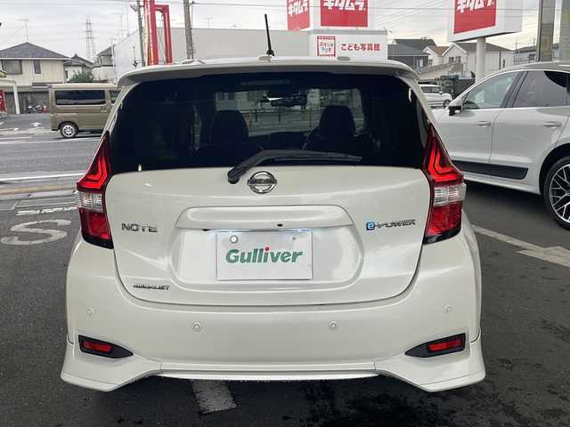 日産 ノート e－パワー メダリスト 埼玉県 2017(平29)年 6.8万km ブリリアントホワイトパール 日産セーフティアシスト/ ・エマージェンシーブレーキ/ ・車線逸脱防止支援システム/ ・アラウンドビューモニター/ ・スマートルームミラー/純正SDナビゲーション(MM316D-W)/AM/FM/CD/DVD/BT/フルセグＴＶ/純正ドライブレコーダー(前方)/ＬＥＤヘッドライト/フォグランプ/ツィーター(ALPAIN)/ドアバイザー/NISMO16インチアルミホイール/純正15インチAW付スタッドレスタイヤ４本積込/スペアキー１ヶ/保証書/取扱説明書