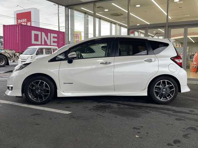 日産 ノート e－パワー メダリスト 埼玉県 2017(平29)年 6.8万km ブリリアントホワイトパール 日産セーフティアシスト/ ・エマージェンシーブレーキ/ ・車線逸脱防止支援システム/ ・アラウンドビューモニター/ ・スマートルームミラー/純正SDナビゲーション(MM316D-W)/AM/FM/CD/DVD/BT/フルセグＴＶ/純正ドライブレコーダー(前方)/ＬＥＤヘッドライト/フォグランプ/ツィーター(ALPAIN)/ドアバイザー/NISMO16インチアルミホイール/純正15インチAW付スタッドレスタイヤ４本積込/スペアキー１ヶ/保証書/取扱説明書
