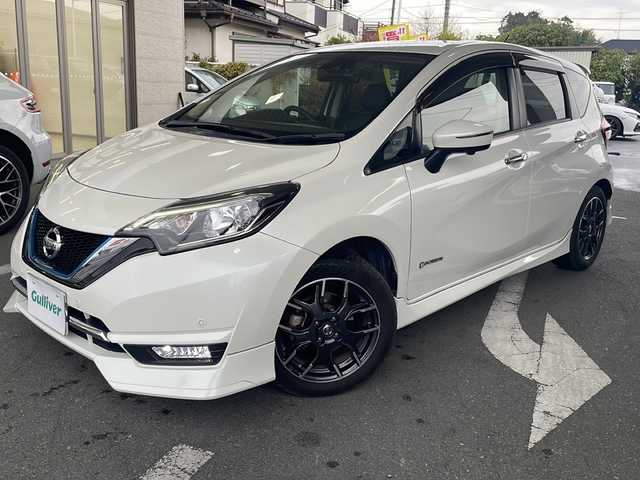 日産 ノート e－パワー メダリスト 埼玉県 2017(平29)年 6.8万km ブリリアントホワイトパール 日産セーフティアシスト/ ・エマージェンシーブレーキ/ ・車線逸脱防止支援システム/ ・アラウンドビューモニター/ ・スマートルームミラー/純正SDナビゲーション(MM316D-W)/AM/FM/CD/DVD/BT/フルセグＴＶ/純正ドライブレコーダー(前方)/ＬＥＤヘッドライト/フォグランプ/ツィーター(ALPAIN)/ドアバイザー/NISMO16インチアルミホイール/純正15インチAW付スタッドレスタイヤ４本積込/スペアキー１ヶ/保証書/取扱説明書