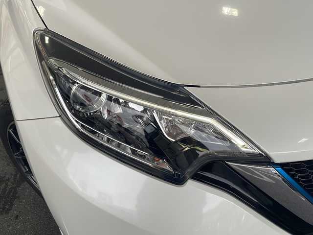 日産 ノート e－パワー メダリスト 埼玉県 2017(平29)年 6.8万km ブリリアントホワイトパール 日産セーフティアシスト/ ・エマージェンシーブレーキ/ ・車線逸脱防止支援システム/ ・アラウンドビューモニター/ ・スマートルームミラー/純正SDナビゲーション(MM316D-W)/AM/FM/CD/DVD/BT/フルセグＴＶ/純正ドライブレコーダー(前方)/ＬＥＤヘッドライト/フォグランプ/ツィーター(ALPAIN)/ドアバイザー/NISMO16インチアルミホイール/純正15インチAW付スタッドレスタイヤ４本積込/スペアキー１ヶ/保証書/取扱説明書