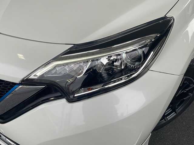 日産 ノート e－パワー メダリスト 埼玉県 2017(平29)年 6.8万km ブリリアントホワイトパール 日産セーフティアシスト/ ・エマージェンシーブレーキ/ ・車線逸脱防止支援システム/ ・アラウンドビューモニター/ ・スマートルームミラー/純正SDナビゲーション(MM316D-W)/AM/FM/CD/DVD/BT/フルセグＴＶ/純正ドライブレコーダー(前方)/ＬＥＤヘッドライト/フォグランプ/ツィーター(ALPAIN)/ドアバイザー/NISMO16インチアルミホイール/純正15インチAW付スタッドレスタイヤ４本積込/スペアキー１ヶ/保証書/取扱説明書