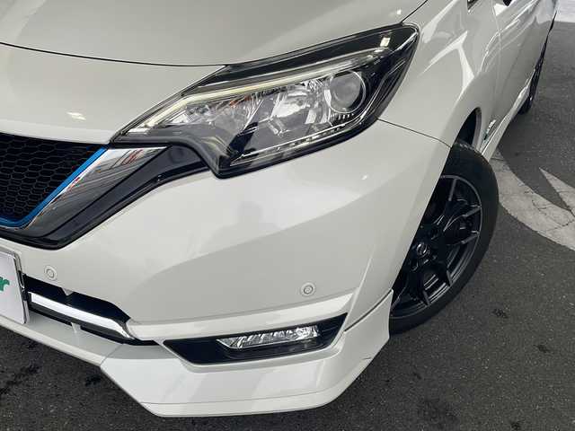 日産 ノート e－パワー メダリスト 埼玉県 2017(平29)年 6.8万km ブリリアントホワイトパール 日産セーフティアシスト/ ・エマージェンシーブレーキ/ ・車線逸脱防止支援システム/ ・アラウンドビューモニター/ ・スマートルームミラー/純正SDナビゲーション(MM316D-W)/AM/FM/CD/DVD/BT/フルセグＴＶ/純正ドライブレコーダー(前方)/ＬＥＤヘッドライト/フォグランプ/ツィーター(ALPAIN)/ドアバイザー/NISMO16インチアルミホイール/純正15インチAW付スタッドレスタイヤ４本積込/スペアキー１ヶ/保証書/取扱説明書