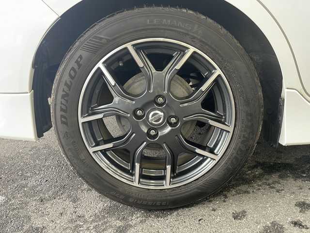 日産 ノート e－パワー メダリスト 埼玉県 2017(平29)年 6.8万km ブリリアントホワイトパール 日産セーフティアシスト/ ・エマージェンシーブレーキ/ ・車線逸脱防止支援システム/ ・アラウンドビューモニター/ ・スマートルームミラー/純正SDナビゲーション(MM316D-W)/AM/FM/CD/DVD/BT/フルセグＴＶ/純正ドライブレコーダー(前方)/ＬＥＤヘッドライト/フォグランプ/ツィーター(ALPAIN)/ドアバイザー/NISMO16インチアルミホイール/純正15インチAW付スタッドレスタイヤ４本積込/スペアキー１ヶ/保証書/取扱説明書