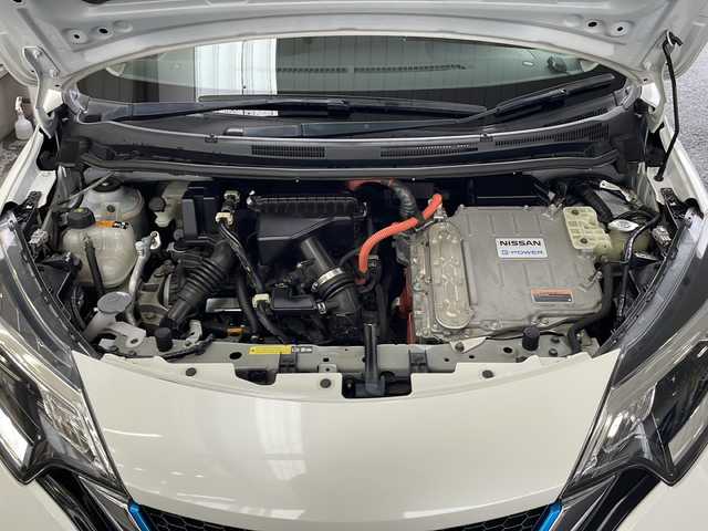 日産 ノート e－パワー メダリスト 埼玉県 2017(平29)年 6.8万km ブリリアントホワイトパール 日産セーフティアシスト/ ・エマージェンシーブレーキ/ ・車線逸脱防止支援システム/ ・アラウンドビューモニター/ ・スマートルームミラー/純正SDナビゲーション(MM316D-W)/AM/FM/CD/DVD/BT/フルセグＴＶ/純正ドライブレコーダー(前方)/ＬＥＤヘッドライト/フォグランプ/ツィーター(ALPAIN)/ドアバイザー/NISMO16インチアルミホイール/純正15インチAW付スタッドレスタイヤ４本積込/スペアキー１ヶ/保証書/取扱説明書