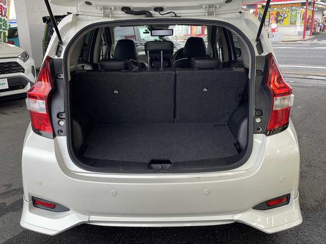 日産 ノート e－パワー メダリスト 埼玉県 2017(平29)年 6.8万km ブリリアントホワイトパール 日産セーフティアシスト/ ・エマージェンシーブレーキ/ ・車線逸脱防止支援システム/ ・アラウンドビューモニター/ ・スマートルームミラー/純正SDナビゲーション(MM316D-W)/AM/FM/CD/DVD/BT/フルセグＴＶ/純正ドライブレコーダー(前方)/ＬＥＤヘッドライト/フォグランプ/ツィーター(ALPAIN)/ドアバイザー/NISMO16インチアルミホイール/純正15インチAW付スタッドレスタイヤ４本積込/スペアキー１ヶ/保証書/取扱説明書