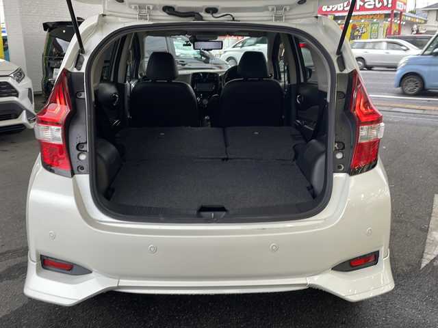 日産 ノート e－パワー メダリスト 埼玉県 2017(平29)年 6.8万km ブリリアントホワイトパール 日産セーフティアシスト/ ・エマージェンシーブレーキ/ ・車線逸脱防止支援システム/ ・アラウンドビューモニター/ ・スマートルームミラー/純正SDナビゲーション(MM316D-W)/AM/FM/CD/DVD/BT/フルセグＴＶ/純正ドライブレコーダー(前方)/ＬＥＤヘッドライト/フォグランプ/ツィーター(ALPAIN)/ドアバイザー/NISMO16インチアルミホイール/純正15インチAW付スタッドレスタイヤ４本積込/スペアキー１ヶ/保証書/取扱説明書