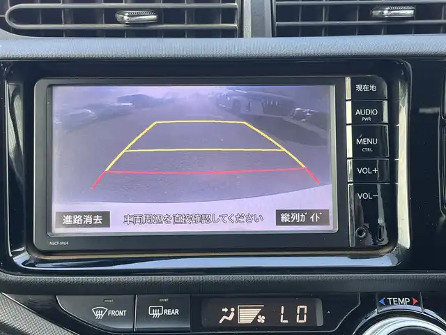 トヨタ アクア S 奈良県 2015(平27)年 6.5万km ライムホワイトパールクリスタルシャイン 純正ＳＤナビ　/バックカメラ　/Ｂｌｕｅｔｏｏｔｈ　/スマートキー　/オートライト　/横滑り防止装置　/盗難防止装置　/保証書　/取扱説明書　/スペアキー１本　/エンジンスタートボタン　/オートエアコン　/パワーステアリング