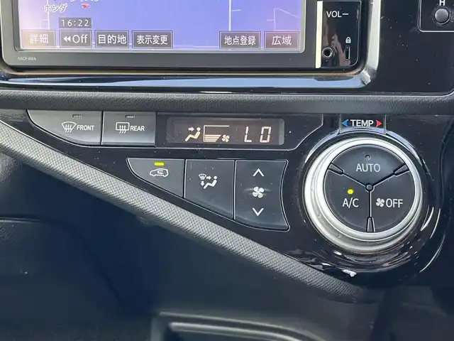 トヨタ アクア S 奈良県 2015(平27)年 6.5万km ライムホワイトパールクリスタルシャイン 純正ＳＤナビ　/バックカメラ　/Ｂｌｕｅｔｏｏｔｈ　/スマートキー　/オートライト　/横滑り防止装置　/盗難防止装置　/保証書　/取扱説明書　/スペアキー１本　/エンジンスタートボタン　/オートエアコン　/パワーステアリング