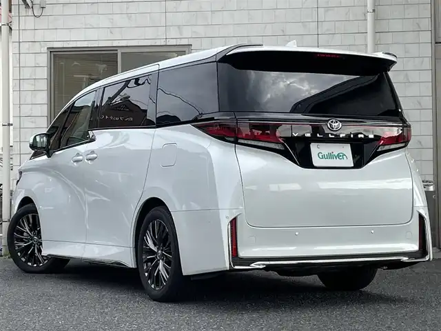 トヨタ ヴェルファイア Z プレミア 福岡県 2024(令6)年 1万km プラチナホワイトパールマイカ ワンオーナー/ムーンルーフ/純正13.2型後席モニター【V13T-R72F】/純正14型ディスプレイオーディオ/　(Bluetooth/ナビ・TVキット)/パノラミックビューモニター/バックカメラ/ユニバーサルステップ(両側)/デジタルインナーミラー/トヨタセーフティセンス/・アドバンストパーク/・レーダークルーズコントロール/・プリクラッシュセーフティ/・レーンディパーチャーアラート/・レーンチェンジアシスト/・ロードサインアシスト/・プロアクティブドライビングアシスト/・フロント、リヤクロストラフィックアラート/・オートマッチックハイビーム/ブラインドスポットモニター/安心降車アシスト/周辺車両、後方車両接近告知/パーキングサポートブレーキ/クリアランスソナー/リヤカメラディテクション/純正19インチAW/両側パワースライドドア/パワーバックドア/ヘッドアップディスプレイ/パドルシフト/黒色レザーシート/パワーシート/シートヒーター/ベンチレーション/(D席N席2列目)/D席シートメモリー/置くだけ充電/ビルトインETC2.0/USBタイプC端子/100V電源/スペアキー×1