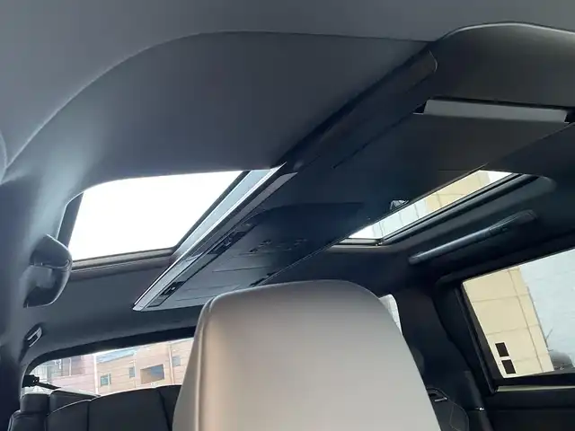 トヨタ ヴェルファイア Z プレミア 福岡県 2024(令6)年 1万km プラチナホワイトパールマイカ ワンオーナー/ムーンルーフ/純正13.2型後席モニター【V13T-R72F】/純正14型ディスプレイオーディオ/　(Bluetooth/ナビ・TVキット)/パノラミックビューモニター/バックカメラ/ユニバーサルステップ(両側)/デジタルインナーミラー/トヨタセーフティセンス/・アドバンストパーク/・レーダークルーズコントロール/・プリクラッシュセーフティ/・レーンディパーチャーアラート/・レーンチェンジアシスト/・ロードサインアシスト/・プロアクティブドライビングアシスト/・フロント、リヤクロストラフィックアラート/・オートマッチックハイビーム/ブラインドスポットモニター/安心降車アシスト/周辺車両、後方車両接近告知/パーキングサポートブレーキ/クリアランスソナー/リヤカメラディテクション/純正19インチAW/両側パワースライドドア/パワーバックドア/ヘッドアップディスプレイ/パドルシフト/黒色レザーシート/パワーシート/シートヒーター/ベンチレーション/(D席N席2列目)/D席シートメモリー/置くだけ充電/ビルトインETC2.0/USBタイプC端子/100V電源/スペアキー×1
