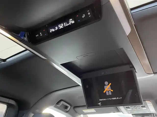 トヨタ ヴェルファイア Z プレミア 福岡県 2024(令6)年 1万km プラチナホワイトパールマイカ ワンオーナー/ムーンルーフ/純正13.2型後席モニター【V13T-R72F】/純正14型ディスプレイオーディオ/　(Bluetooth/ナビ・TVキット)/パノラミックビューモニター/バックカメラ/ユニバーサルステップ(両側)/デジタルインナーミラー/トヨタセーフティセンス/・アドバンストパーク/・レーダークルーズコントロール/・プリクラッシュセーフティ/・レーンディパーチャーアラート/・レーンチェンジアシスト/・ロードサインアシスト/・プロアクティブドライビングアシスト/・フロント、リヤクロストラフィックアラート/・オートマッチックハイビーム/ブラインドスポットモニター/安心降車アシスト/周辺車両、後方車両接近告知/パーキングサポートブレーキ/クリアランスソナー/リヤカメラディテクション/純正19インチAW/両側パワースライドドア/パワーバックドア/ヘッドアップディスプレイ/パドルシフト/黒色レザーシート/パワーシート/シートヒーター/ベンチレーション/(D席N席2列目)/D席シートメモリー/置くだけ充電/ビルトインETC2.0/USBタイプC端子/100V電源/スペアキー×1