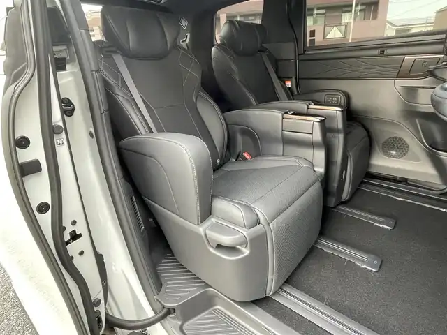 トヨタ ヴェルファイア Z プレミア 福岡県 2024(令6)年 1万km プラチナホワイトパールマイカ ワンオーナー/ムーンルーフ/純正13.2型後席モニター【V13T-R72F】/純正14型ディスプレイオーディオ/　(Bluetooth/ナビ・TVキット)/パノラミックビューモニター/バックカメラ/ユニバーサルステップ(両側)/デジタルインナーミラー/トヨタセーフティセンス/・アドバンストパーク/・レーダークルーズコントロール/・プリクラッシュセーフティ/・レーンディパーチャーアラート/・レーンチェンジアシスト/・ロードサインアシスト/・プロアクティブドライビングアシスト/・フロント、リヤクロストラフィックアラート/・オートマッチックハイビーム/ブラインドスポットモニター/安心降車アシスト/周辺車両、後方車両接近告知/パーキングサポートブレーキ/クリアランスソナー/リヤカメラディテクション/純正19インチAW/両側パワースライドドア/パワーバックドア/ヘッドアップディスプレイ/パドルシフト/黒色レザーシート/パワーシート/シートヒーター/ベンチレーション/(D席N席2列目)/D席シートメモリー/置くだけ充電/ビルトインETC2.0/USBタイプC端子/100V電源/スペアキー×1
