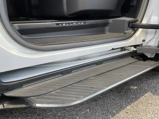 トヨタ ヴェルファイア Z プレミア 福岡県 2024(令6)年 1万km プラチナホワイトパールマイカ ワンオーナー/ムーンルーフ/純正13.2型後席モニター【V13T-R72F】/純正14型ディスプレイオーディオ/　(Bluetooth/ナビ・TVキット)/パノラミックビューモニター/バックカメラ/ユニバーサルステップ(両側)/デジタルインナーミラー/トヨタセーフティセンス/・アドバンストパーク/・レーダークルーズコントロール/・プリクラッシュセーフティ/・レーンディパーチャーアラート/・レーンチェンジアシスト/・ロードサインアシスト/・プロアクティブドライビングアシスト/・フロント、リヤクロストラフィックアラート/・オートマッチックハイビーム/ブラインドスポットモニター/安心降車アシスト/周辺車両、後方車両接近告知/パーキングサポートブレーキ/クリアランスソナー/リヤカメラディテクション/純正19インチAW/両側パワースライドドア/パワーバックドア/ヘッドアップディスプレイ/パドルシフト/黒色レザーシート/パワーシート/シートヒーター/ベンチレーション/(D席N席2列目)/D席シートメモリー/置くだけ充電/ビルトインETC2.0/USBタイプC端子/100V電源/スペアキー×1