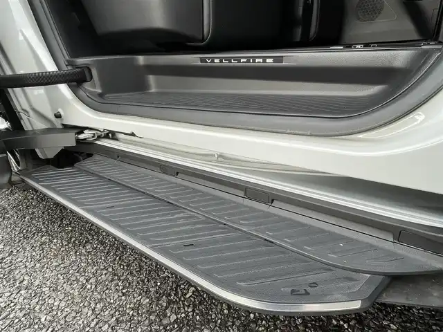 トヨタ ヴェルファイア Z プレミア 福岡県 2024(令6)年 1万km プラチナホワイトパールマイカ ワンオーナー/ムーンルーフ/純正13.2型後席モニター【V13T-R72F】/純正14型ディスプレイオーディオ/　(Bluetooth/ナビ・TVキット)/パノラミックビューモニター/バックカメラ/ユニバーサルステップ(両側)/デジタルインナーミラー/トヨタセーフティセンス/・アドバンストパーク/・レーダークルーズコントロール/・プリクラッシュセーフティ/・レーンディパーチャーアラート/・レーンチェンジアシスト/・ロードサインアシスト/・プロアクティブドライビングアシスト/・フロント、リヤクロストラフィックアラート/・オートマッチックハイビーム/ブラインドスポットモニター/安心降車アシスト/周辺車両、後方車両接近告知/パーキングサポートブレーキ/クリアランスソナー/リヤカメラディテクション/純正19インチAW/両側パワースライドドア/パワーバックドア/ヘッドアップディスプレイ/パドルシフト/黒色レザーシート/パワーシート/シートヒーター/ベンチレーション/(D席N席2列目)/D席シートメモリー/置くだけ充電/ビルトインETC2.0/USBタイプC端子/100V電源/スペアキー×1