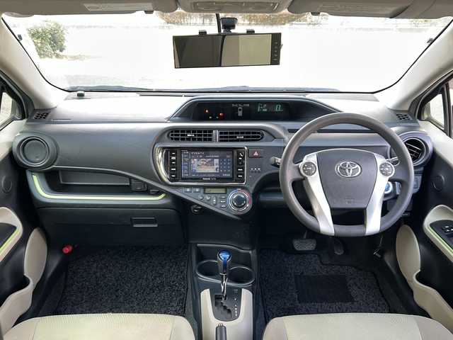 トヨタ アクア S 兵庫県 2013(平25)年 9.4万km ライムホワイトパールクリスタルシャイン 社外ナビ/CD/DVD/Bluetooth/フルセグTV/バックカメラ/OP/・スマートエントリーパッケージ/スマートエントリー/スタートシステムイモビライザー/オートライト/・ツーリングパッケージ/純正16インチAW/大型リアスポイラー/専用サスペンション/・LEDヘッドランプパッケージ/ブラック加飾付LEDヘッドランプ/ヘッドランプクリーナー/フロントフォグランプ/-/ETC/現状オールシーズンタイヤ装着/保証書/取説/スペアキー1本