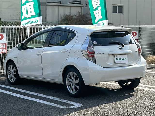 トヨタ アクア S 兵庫県 2013(平25)年 9.4万km ライムホワイトパールクリスタルシャイン 社外ナビ/CD/DVD/Bluetooth/フルセグTV/バックカメラ/OP/・スマートエントリーパッケージ/スマートエントリー/スタートシステムイモビライザー/オートライト/・ツーリングパッケージ/純正16インチAW/大型リアスポイラー/専用サスペンション/・LEDヘッドランプパッケージ/ブラック加飾付LEDヘッドランプ/ヘッドランプクリーナー/フロントフォグランプ/-/ETC/現状オールシーズンタイヤ装着/保証書/取説/スペアキー1本