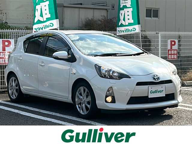 トヨタ アクア S 兵庫県 2013(平25)年 9.4万km ライムホワイトパールクリスタルシャイン 社外ナビ/CD/DVD/Bluetooth/フルセグTV/バックカメラ/OP/・スマートエントリーパッケージ/スマートエントリー/スタートシステムイモビライザー/オートライト/・ツーリングパッケージ/純正16インチAW/大型リアスポイラー/専用サスペンション/・LEDヘッドランプパッケージ/ブラック加飾付LEDヘッドランプ/ヘッドランプクリーナー/フロントフォグランプ/-/ETC/現状オールシーズンタイヤ装着/保証書/取説/スペアキー1本