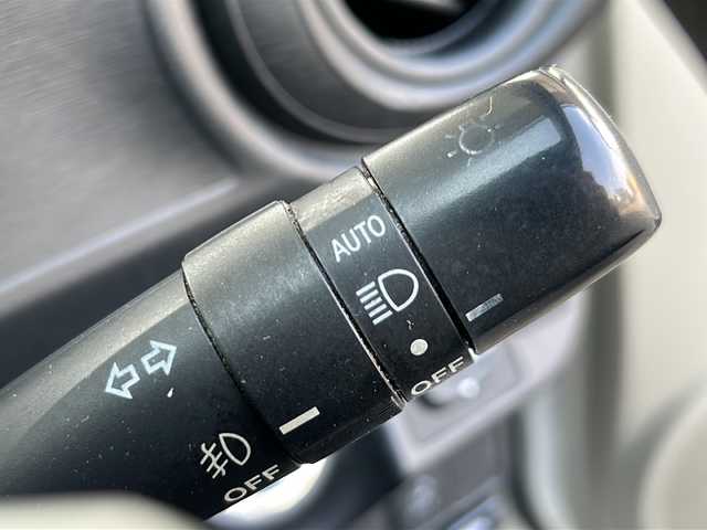 トヨタ アクア S 兵庫県 2013(平25)年 9.4万km ライムホワイトパールクリスタルシャイン 社外ナビ/CD/DVD/Bluetooth/フルセグTV/バックカメラ/OP/・スマートエントリーパッケージ/スマートエントリー/スタートシステムイモビライザー/オートライト/・ツーリングパッケージ/純正16インチAW/大型リアスポイラー/専用サスペンション/・LEDヘッドランプパッケージ/ブラック加飾付LEDヘッドランプ/ヘッドランプクリーナー/フロントフォグランプ/-/ETC/現状オールシーズンタイヤ装着/保証書/取説/スペアキー1本