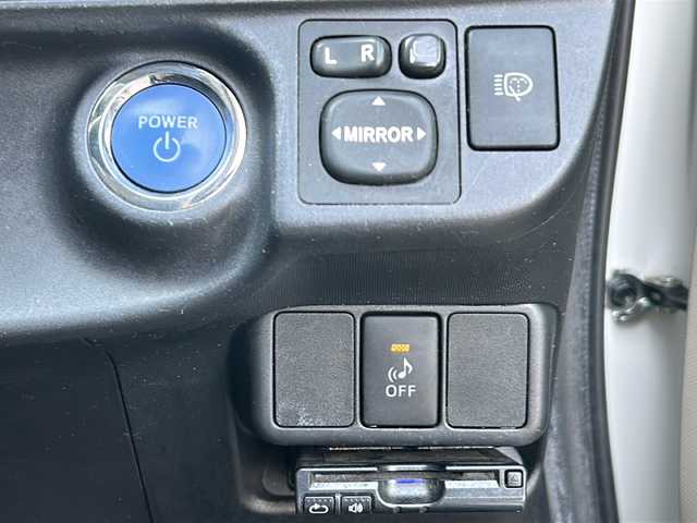 トヨタ アクア S 兵庫県 2013(平25)年 9.4万km ライムホワイトパールクリスタルシャイン 社外ナビ/CD/DVD/Bluetooth/フルセグTV/バックカメラ/OP/・スマートエントリーパッケージ/スマートエントリー/スタートシステムイモビライザー/オートライト/・ツーリングパッケージ/純正16インチAW/大型リアスポイラー/専用サスペンション/・LEDヘッドランプパッケージ/ブラック加飾付LEDヘッドランプ/ヘッドランプクリーナー/フロントフォグランプ/-/ETC/現状オールシーズンタイヤ装着/保証書/取説/スペアキー1本