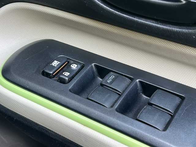 トヨタ アクア S 兵庫県 2013(平25)年 9.4万km ライムホワイトパールクリスタルシャイン 社外ナビ/CD/DVD/Bluetooth/フルセグTV/バックカメラ/OP/・スマートエントリーパッケージ/スマートエントリー/スタートシステムイモビライザー/オートライト/・ツーリングパッケージ/純正16インチAW/大型リアスポイラー/専用サスペンション/・LEDヘッドランプパッケージ/ブラック加飾付LEDヘッドランプ/ヘッドランプクリーナー/フロントフォグランプ/-/ETC/現状オールシーズンタイヤ装着/保証書/取説/スペアキー1本