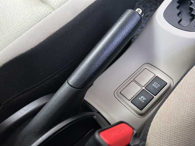 トヨタ アクア S 兵庫県 2013(平25)年 9.4万km ライムホワイトパールクリスタルシャイン 社外ナビ/CD/DVD/Bluetooth/フルセグTV/バックカメラ/OP/・スマートエントリーパッケージ/スマートエントリー/スタートシステムイモビライザー/オートライト/・ツーリングパッケージ/純正16インチAW/大型リアスポイラー/専用サスペンション/・LEDヘッドランプパッケージ/ブラック加飾付LEDヘッドランプ/ヘッドランプクリーナー/フロントフォグランプ/-/ETC/現状オールシーズンタイヤ装着/保証書/取説/スペアキー1本