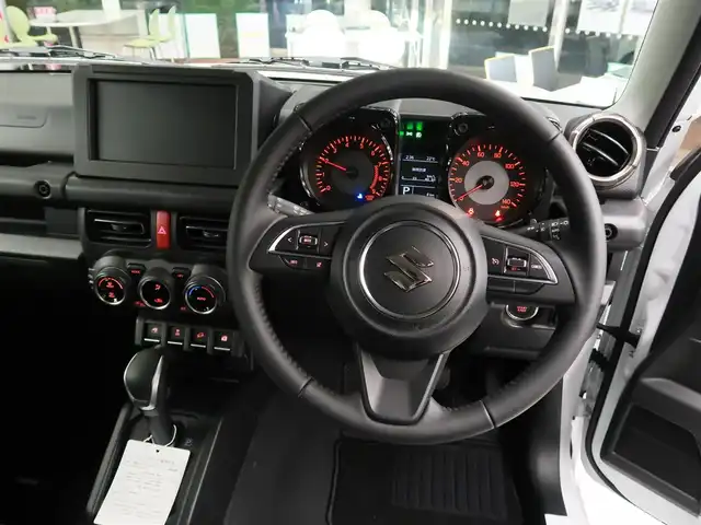 スズキ ジムニー XC 千葉県 2025(令7)年 0.1千km 白 届出済未使用車/マッドフラップ（ディーラーOP）/スペアタイヤハーフカバーデカール（ディーラーOP）/フロントグリル（ディーラーOP純正グリルあり）/純正フロアマット/スズキセーフティーサポート/衝突軽減ブレーキ/車線逸脱警報/ヒルディセントコントロール/クルーズコントロール/アイドリングストップ/クリアランスソナー/シートヒーター/プッシュスタート/LEDヘッドライト/オートライト/スマートキー/電動格納ミラー/取扱説明書/保証書/スペアキー