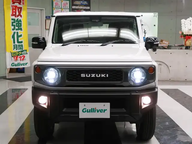 スズキ ジムニー XC 千葉県 2025(令7)年 0.1千km 白 届出済未使用車/マッドフラップ（ディーラーOP）/スペアタイヤハーフカバーデカール（ディーラーOP）/フロントグリル（ディーラーOP純正グリルあり）/純正フロアマット/スズキセーフティーサポート/衝突軽減ブレーキ/車線逸脱警報/ヒルディセントコントロール/クルーズコントロール/アイドリングストップ/クリアランスソナー/シートヒーター/プッシュスタート/LEDヘッドライト/オートライト/スマートキー/電動格納ミラー/取扱説明書/保証書/スペアキー