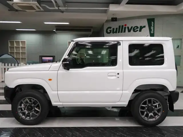 スズキ ジムニー XC 千葉県 2025(令7)年 0.1千km 白 届出済未使用車/マッドフラップ（ディーラーOP）/スペアタイヤハーフカバーデカール（ディーラーOP）/フロントグリル（ディーラーOP純正グリルあり）/純正フロアマット/スズキセーフティーサポート/衝突軽減ブレーキ/車線逸脱警報/ヒルディセントコントロール/クルーズコントロール/アイドリングストップ/クリアランスソナー/シートヒーター/プッシュスタート/LEDヘッドライト/オートライト/スマートキー/電動格納ミラー/取扱説明書/保証書/スペアキー