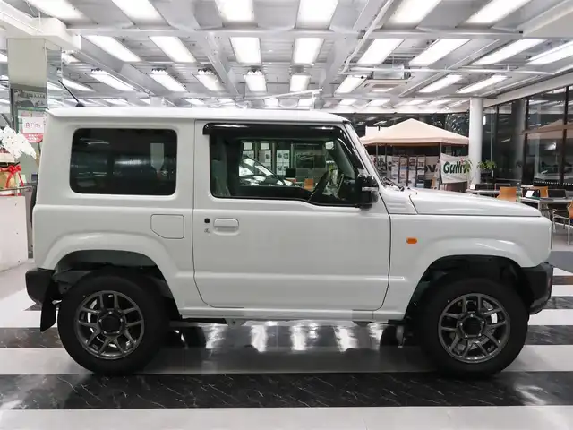 スズキ ジムニー XC 千葉県 2025(令7)年 0.1千km 白 届出済未使用車/マッドフラップ（ディーラーOP）/スペアタイヤハーフカバーデカール（ディーラーOP）/フロントグリル（ディーラーOP純正グリルあり）/純正フロアマット/スズキセーフティーサポート/衝突軽減ブレーキ/車線逸脱警報/ヒルディセントコントロール/クルーズコントロール/アイドリングストップ/クリアランスソナー/シートヒーター/プッシュスタート/LEDヘッドライト/オートライト/スマートキー/電動格納ミラー/取扱説明書/保証書/スペアキー