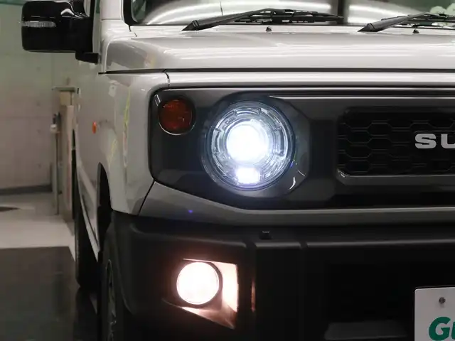 スズキ ジムニー XC 千葉県 2025(令7)年 0.1千km 白 届出済未使用車/マッドフラップ（ディーラーOP）/スペアタイヤハーフカバーデカール（ディーラーOP）/フロントグリル（ディーラーOP純正グリルあり）/純正フロアマット/スズキセーフティーサポート/衝突軽減ブレーキ/車線逸脱警報/ヒルディセントコントロール/クルーズコントロール/アイドリングストップ/クリアランスソナー/シートヒーター/プッシュスタート/LEDヘッドライト/オートライト/スマートキー/電動格納ミラー/取扱説明書/保証書/スペアキー