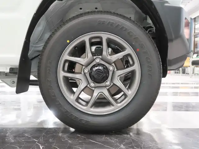 スズキ ジムニー XC 千葉県 2025(令7)年 0.1千km 白 届出済未使用車/マッドフラップ（ディーラーOP）/スペアタイヤハーフカバーデカール（ディーラーOP）/フロントグリル（ディーラーOP純正グリルあり）/純正フロアマット/スズキセーフティーサポート/衝突軽減ブレーキ/車線逸脱警報/ヒルディセントコントロール/クルーズコントロール/アイドリングストップ/クリアランスソナー/シートヒーター/プッシュスタート/LEDヘッドライト/オートライト/スマートキー/電動格納ミラー/取扱説明書/保証書/スペアキー