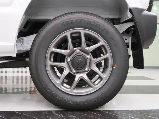 スズキ ジムニー XC 千葉県 2025(令7)年 0.1千km 白 届出済未使用車/マッドフラップ（ディーラーOP）/スペアタイヤハーフカバーデカール（ディーラーOP）/フロントグリル（ディーラーOP純正グリルあり）/純正フロアマット/スズキセーフティーサポート/衝突軽減ブレーキ/車線逸脱警報/ヒルディセントコントロール/クルーズコントロール/アイドリングストップ/クリアランスソナー/シートヒーター/プッシュスタート/LEDヘッドライト/オートライト/スマートキー/電動格納ミラー/取扱説明書/保証書/スペアキー