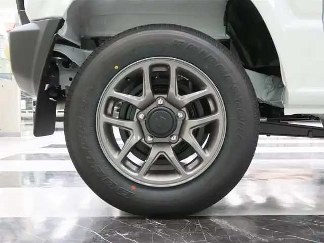 スズキ ジムニー XC 千葉県 2025(令7)年 0.1千km 白 届出済未使用車/マッドフラップ（ディーラーOP）/スペアタイヤハーフカバーデカール（ディーラーOP）/フロントグリル（ディーラーOP純正グリルあり）/純正フロアマット/スズキセーフティーサポート/衝突軽減ブレーキ/車線逸脱警報/ヒルディセントコントロール/クルーズコントロール/アイドリングストップ/クリアランスソナー/シートヒーター/プッシュスタート/LEDヘッドライト/オートライト/スマートキー/電動格納ミラー/取扱説明書/保証書/スペアキー