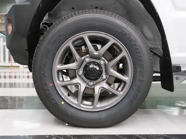 スズキ ジムニー XC 千葉県 2025(令7)年 0.1千km 白 届出済未使用車/マッドフラップ（ディーラーOP）/スペアタイヤハーフカバーデカール（ディーラーOP）/フロントグリル（ディーラーOP純正グリルあり）/純正フロアマット/スズキセーフティーサポート/衝突軽減ブレーキ/車線逸脱警報/ヒルディセントコントロール/クルーズコントロール/アイドリングストップ/クリアランスソナー/シートヒーター/プッシュスタート/LEDヘッドライト/オートライト/スマートキー/電動格納ミラー/取扱説明書/保証書/スペアキー