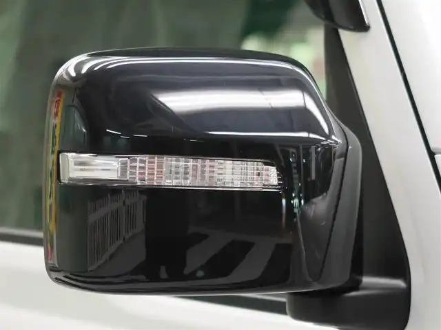 スズキ ジムニー XC 千葉県 2025(令7)年 0.1千km 白 届出済未使用車/マッドフラップ（ディーラーOP）/スペアタイヤハーフカバーデカール（ディーラーOP）/フロントグリル（ディーラーOP純正グリルあり）/純正フロアマット/スズキセーフティーサポート/衝突軽減ブレーキ/車線逸脱警報/ヒルディセントコントロール/クルーズコントロール/アイドリングストップ/クリアランスソナー/シートヒーター/プッシュスタート/LEDヘッドライト/オートライト/スマートキー/電動格納ミラー/取扱説明書/保証書/スペアキー