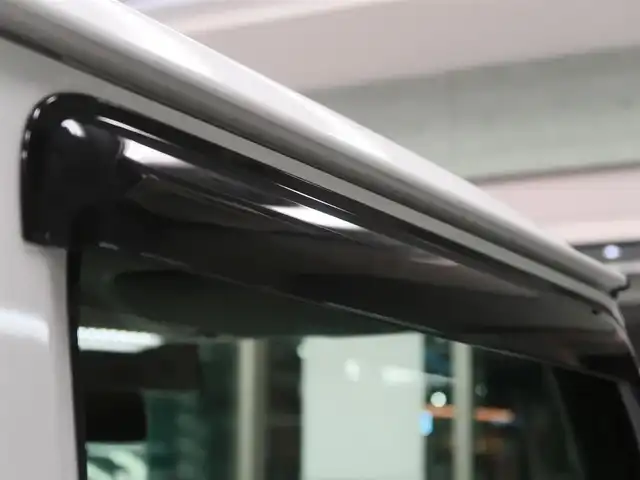 スズキ ジムニー XC 千葉県 2025(令7)年 0.1千km 白 届出済未使用車/マッドフラップ（ディーラーOP）/スペアタイヤハーフカバーデカール（ディーラーOP）/フロントグリル（ディーラーOP純正グリルあり）/純正フロアマット/スズキセーフティーサポート/衝突軽減ブレーキ/車線逸脱警報/ヒルディセントコントロール/クルーズコントロール/アイドリングストップ/クリアランスソナー/シートヒーター/プッシュスタート/LEDヘッドライト/オートライト/スマートキー/電動格納ミラー/取扱説明書/保証書/スペアキー