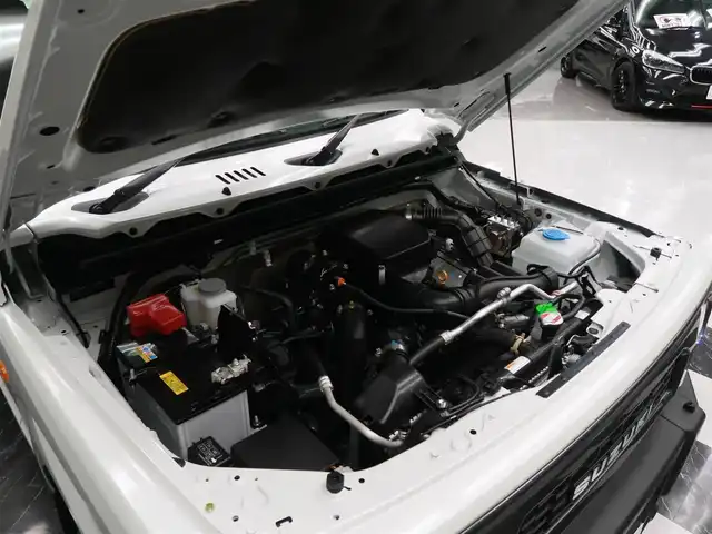 スズキ ジムニー XC 千葉県 2025(令7)年 0.1千km 白 届出済未使用車/マッドフラップ（ディーラーOP）/スペアタイヤハーフカバーデカール（ディーラーOP）/フロントグリル（ディーラーOP純正グリルあり）/純正フロアマット/スズキセーフティーサポート/衝突軽減ブレーキ/車線逸脱警報/ヒルディセントコントロール/クルーズコントロール/アイドリングストップ/クリアランスソナー/シートヒーター/プッシュスタート/LEDヘッドライト/オートライト/スマートキー/電動格納ミラー/取扱説明書/保証書/スペアキー