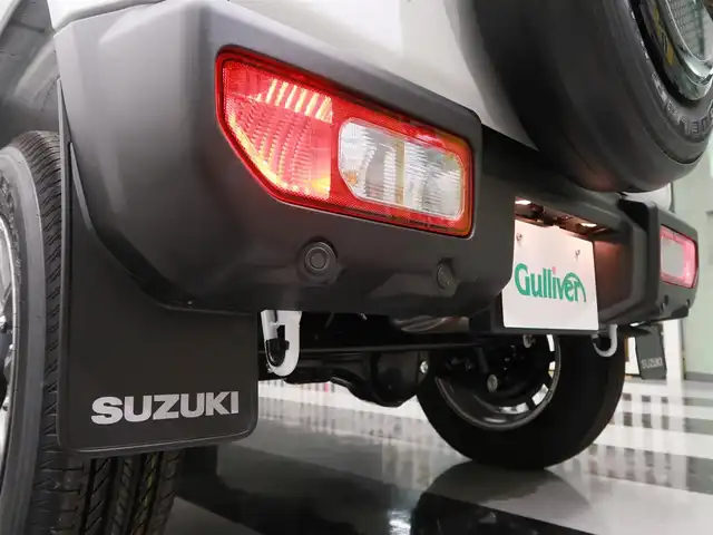 スズキ ジムニー XC 千葉県 2025(令7)年 0.1千km 白 届出済未使用車/マッドフラップ（ディーラーOP）/スペアタイヤハーフカバーデカール（ディーラーOP）/フロントグリル（ディーラーOP純正グリルあり）/純正フロアマット/スズキセーフティーサポート/衝突軽減ブレーキ/車線逸脱警報/ヒルディセントコントロール/クルーズコントロール/アイドリングストップ/クリアランスソナー/シートヒーター/プッシュスタート/LEDヘッドライト/オートライト/スマートキー/電動格納ミラー/取扱説明書/保証書/スペアキー