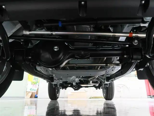 スズキ ジムニー XC 千葉県 2025(令7)年 0.1千km 白 届出済未使用車/マッドフラップ（ディーラーOP）/スペアタイヤハーフカバーデカール（ディーラーOP）/フロントグリル（ディーラーOP純正グリルあり）/純正フロアマット/スズキセーフティーサポート/衝突軽減ブレーキ/車線逸脱警報/ヒルディセントコントロール/クルーズコントロール/アイドリングストップ/クリアランスソナー/シートヒーター/プッシュスタート/LEDヘッドライト/オートライト/スマートキー/電動格納ミラー/取扱説明書/保証書/スペアキー