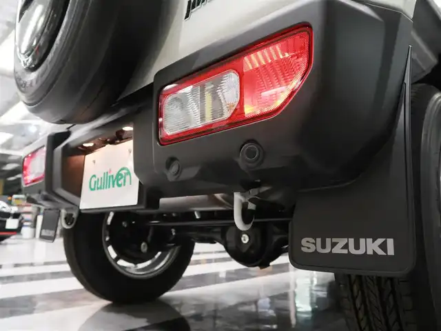 スズキ ジムニー XC 千葉県 2025(令7)年 0.1千km 白 届出済未使用車/マッドフラップ（ディーラーOP）/スペアタイヤハーフカバーデカール（ディーラーOP）/フロントグリル（ディーラーOP純正グリルあり）/純正フロアマット/スズキセーフティーサポート/衝突軽減ブレーキ/車線逸脱警報/ヒルディセントコントロール/クルーズコントロール/アイドリングストップ/クリアランスソナー/シートヒーター/プッシュスタート/LEDヘッドライト/オートライト/スマートキー/電動格納ミラー/取扱説明書/保証書/スペアキー