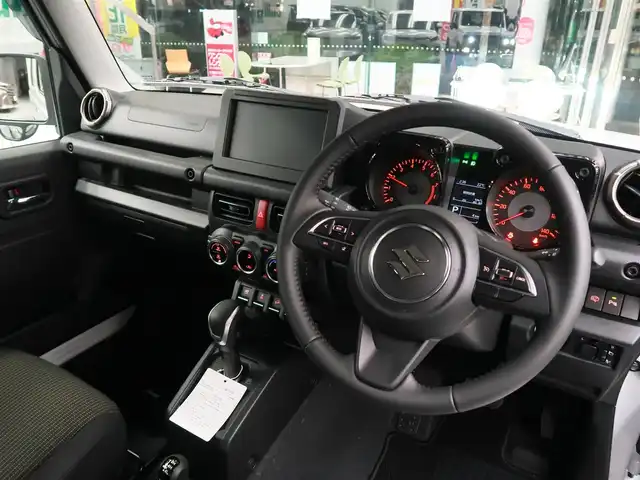 スズキ ジムニー XC 千葉県 2025(令7)年 0.1千km 白 届出済未使用車/マッドフラップ（ディーラーOP）/スペアタイヤハーフカバーデカール（ディーラーOP）/フロントグリル（ディーラーOP純正グリルあり）/純正フロアマット/スズキセーフティーサポート/衝突軽減ブレーキ/車線逸脱警報/ヒルディセントコントロール/クルーズコントロール/アイドリングストップ/クリアランスソナー/シートヒーター/プッシュスタート/LEDヘッドライト/オートライト/スマートキー/電動格納ミラー/取扱説明書/保証書/スペアキー