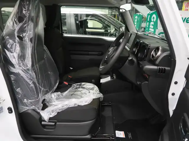 スズキ ジムニー XC 千葉県 2025(令7)年 0.1千km 白 届出済未使用車/マッドフラップ（ディーラーOP）/スペアタイヤハーフカバーデカール（ディーラーOP）/フロントグリル（ディーラーOP純正グリルあり）/純正フロアマット/スズキセーフティーサポート/衝突軽減ブレーキ/車線逸脱警報/ヒルディセントコントロール/クルーズコントロール/アイドリングストップ/クリアランスソナー/シートヒーター/プッシュスタート/LEDヘッドライト/オートライト/スマートキー/電動格納ミラー/取扱説明書/保証書/スペアキー