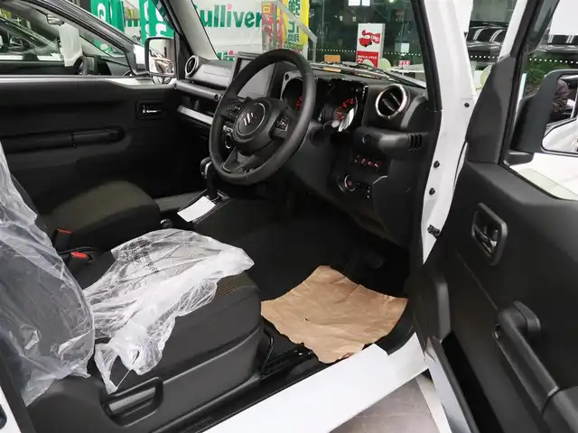 スズキ ジムニー XC 千葉県 2025(令7)年 0.1千km 白 届出済未使用車/マッドフラップ（ディーラーOP）/スペアタイヤハーフカバーデカール（ディーラーOP）/フロントグリル（ディーラーOP純正グリルあり）/純正フロアマット/スズキセーフティーサポート/衝突軽減ブレーキ/車線逸脱警報/ヒルディセントコントロール/クルーズコントロール/アイドリングストップ/クリアランスソナー/シートヒーター/プッシュスタート/LEDヘッドライト/オートライト/スマートキー/電動格納ミラー/取扱説明書/保証書/スペアキー