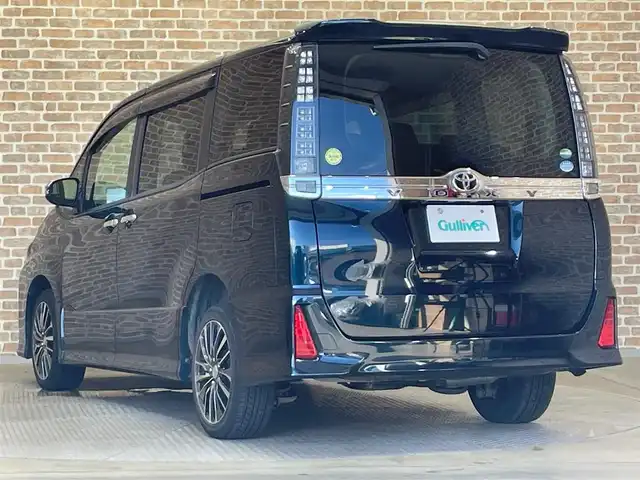 トヨタ ヴォクシー ZS 煌Ⅱ 岩手県 2017(平29)年 8万km ブラッキッシュアゲハガラスフレーク 4WD/ロールサンシェード/後席モニター/衝突被害軽減システム/両側パワースライドドア/MTモード付きAT/寒冷地仕様/アイドリングストップ/横滑り防止装置/ETC/バックカメラ/フルセグTV/レーンアシスト/純正LEDヘッドライト/社外ナビ/社外マット/オートライト/オートマチックハイビーム/エンジンスターター