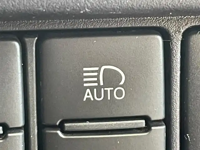 トヨタ ヴォクシー ZS 煌Ⅱ 岩手県 2017(平29)年 8万km ブラッキッシュアゲハガラスフレーク 4WD/ロールサンシェード/後席モニター/衝突被害軽減システム/両側パワースライドドア/MTモード付きAT/寒冷地仕様/アイドリングストップ/横滑り防止装置/ETC/バックカメラ/フルセグTV/レーンアシスト/純正LEDヘッドライト/社外ナビ/社外マット/オートライト/オートマチックハイビーム/エンジンスターター