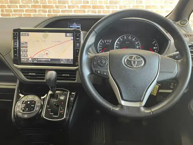 トヨタ ヴォクシー ZS 煌Ⅱ 岩手県 2017(平29)年 8万km ブラッキッシュアゲハガラスフレーク 4WD/ロールサンシェード/後席モニター/衝突被害軽減システム/両側パワースライドドア/MTモード付きAT/寒冷地仕様/アイドリングストップ/横滑り防止装置/ETC/バックカメラ/フルセグTV/レーンアシスト/純正LEDヘッドライト/社外ナビ/社外マット/オートライト/オートマチックハイビーム/エンジンスターター